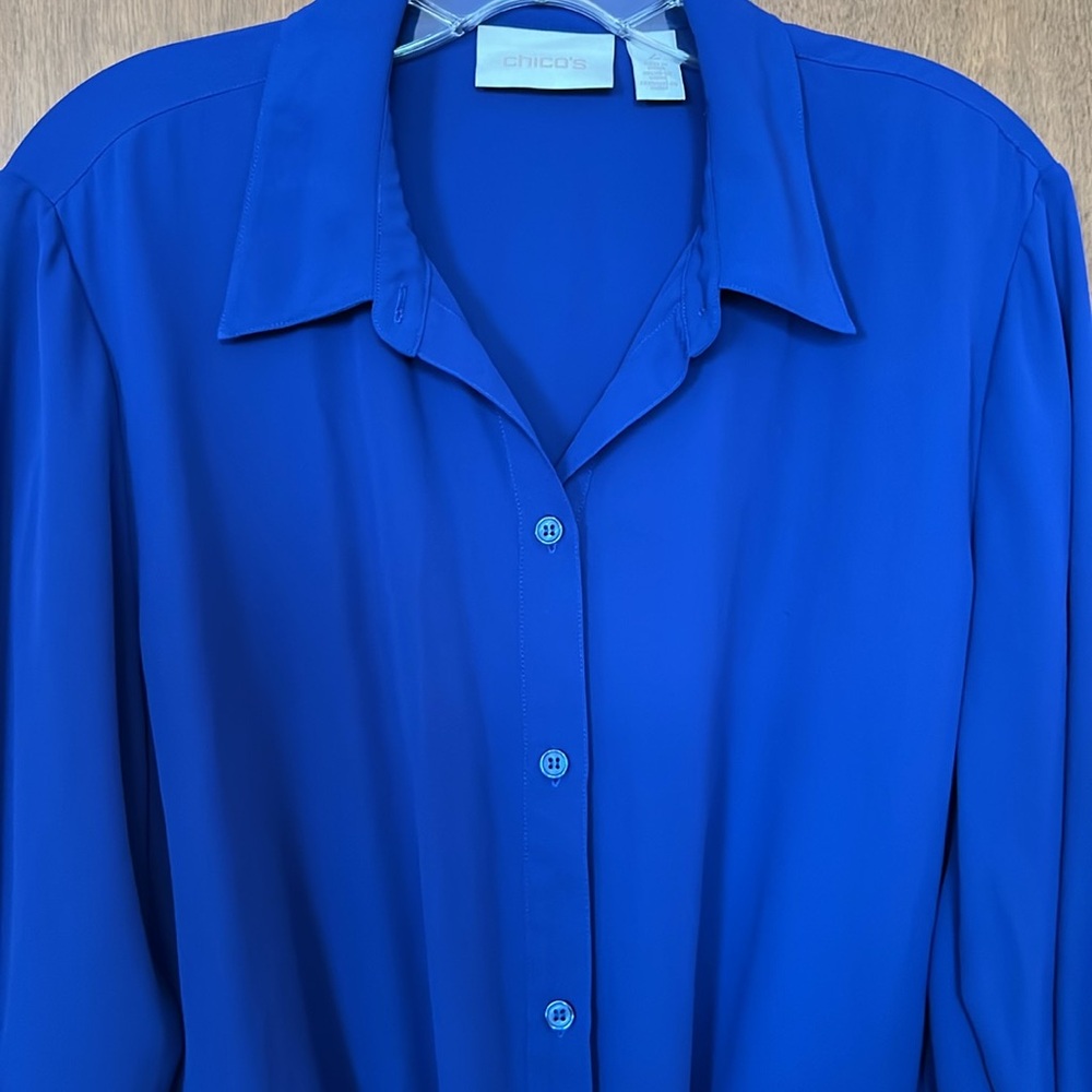 EUC Chico’s Cobalt Blue Tie Front High Low Shirt Roll Tab Sleeve Size 2/12 - Picture 2 of 13